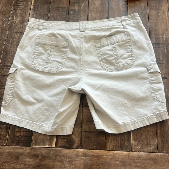 Eddie Bauer Beige Long Size 12 Women’s Cargo Shorts with Utility Pockets - Picture 6 of 6